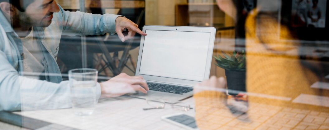 Muž pracuje na notebooku při tvorbě webu v kavárně, web design a vývoj webových stránek v Praze.